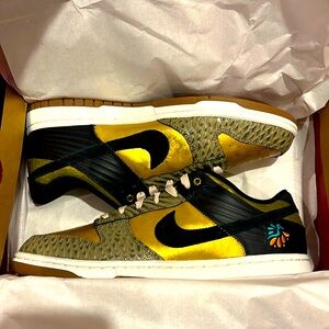 Limited edition Nike Familia Dunk Low - Men’s 8.5/Women’s 10